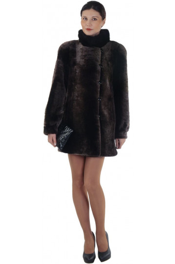 Короткая шуба-автоледи из мутона с норковым воротником